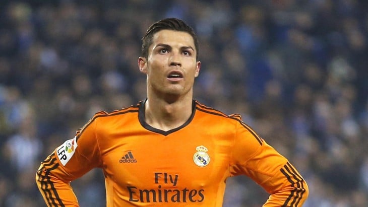 Cristiano Ronaldo con playera naranja del Madrid