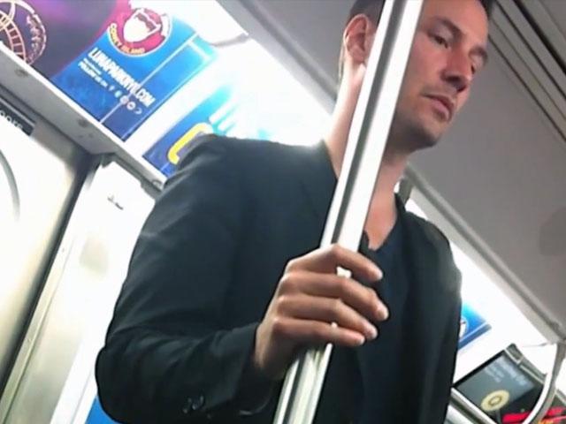 Keanu Reeves en el metro