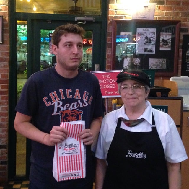 robbie chernow con bolsa de sandwich y empleada de restaurante