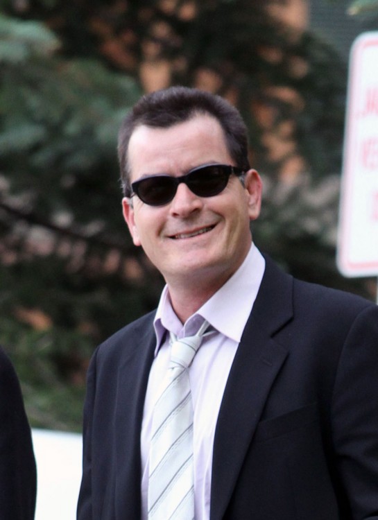 charlie sheen lentes oscuros traje y corbata gris