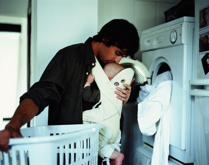 hombre haciendo las tareas del hogar cuidando a bebe