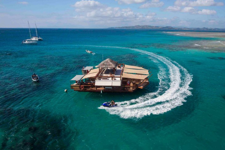 Lancha alrededor del bar flotante