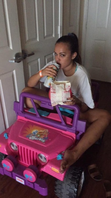 tara monroe comiendo en su jeep de barbie