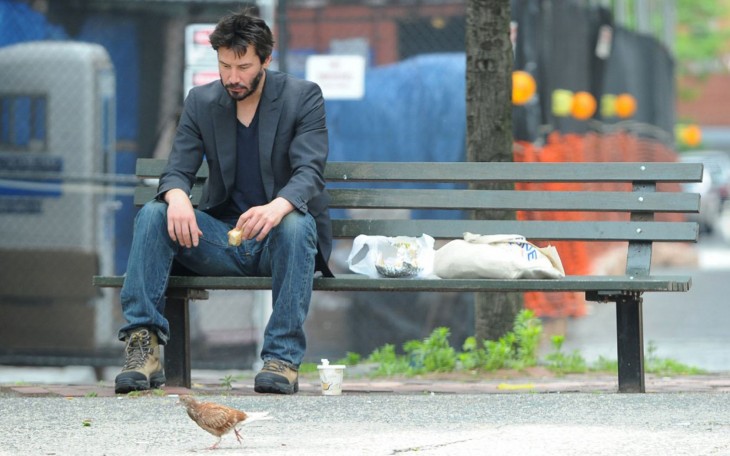 Keanu Reeves comiendo en la calle