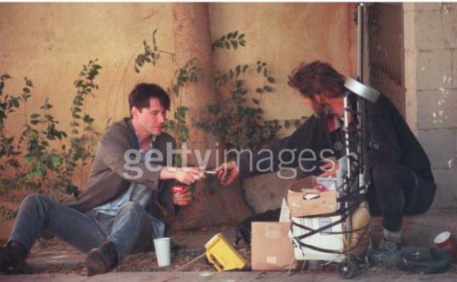 Keanu Reeves con un indigente