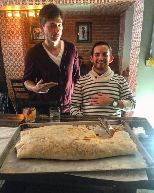comensales comiendo burrito de don chingon