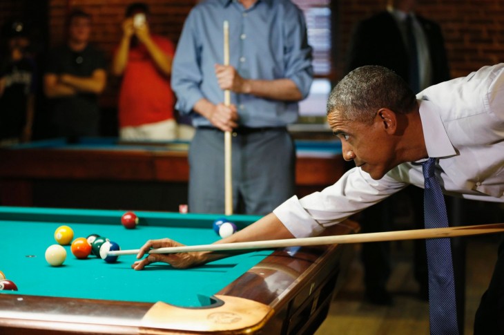 obama jugando billar