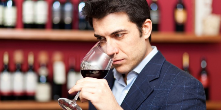 hombre degustando una copa de vino