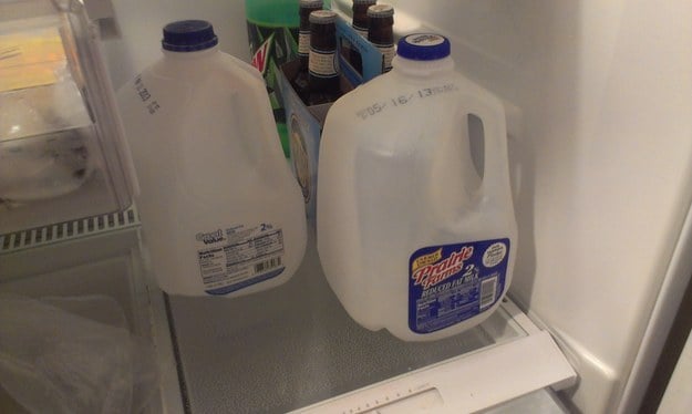 Envases vacíos en el refrigerador