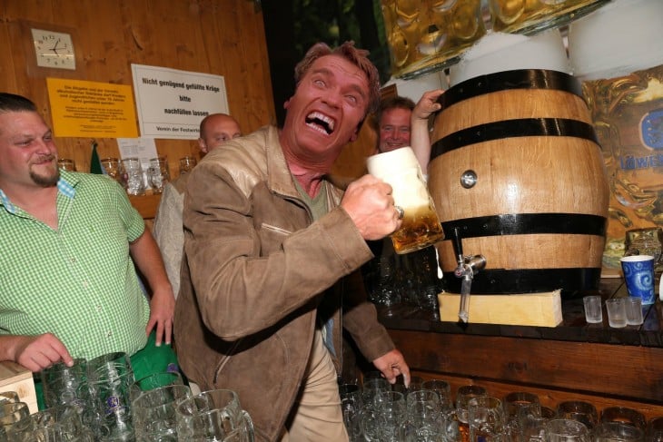  Photoshop de Schwarzenegger en oktoberfest