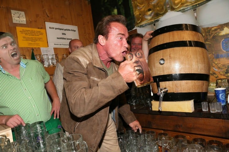 rostro de Schwarzenegger en vaso Photoshop de Schwarzenegger