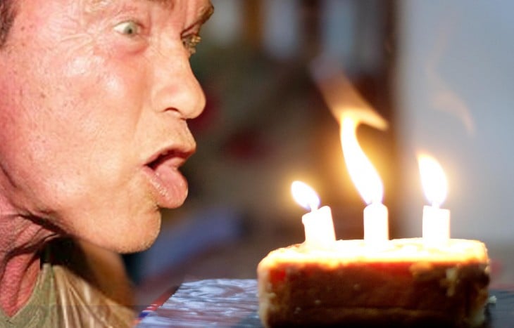 apagando las velas del pastel, Photoshop de Schwarzenegger