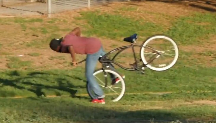 Chico cayéndose al intentar robarse una bicicleta