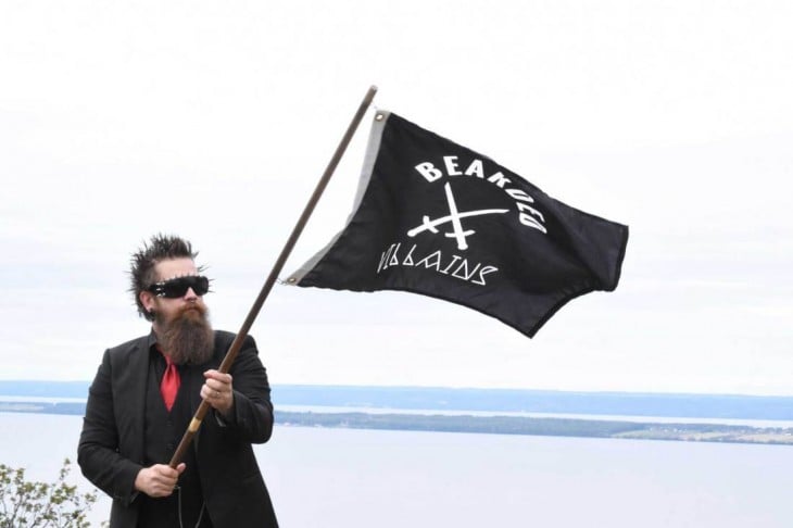 miembro de The Bearded Villains con bandera