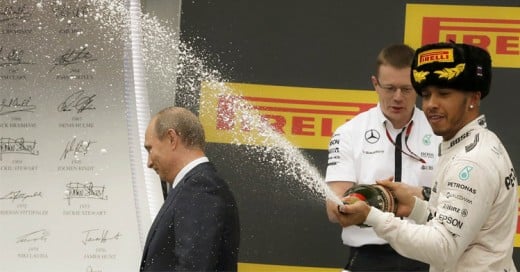 Lewis Hamilton Baña con Champagne a Vladimir Putin en el Gran Premio de Rusia