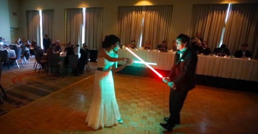 Bailan el vals de su boda con batalla de Sables de Star Wars