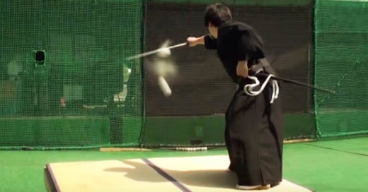 Samurai corta con espada a la mitad una pelota de beisbol como si fuera cualquier cosa!