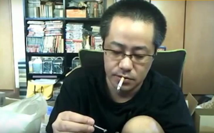 japones probando su invento con un cigarro