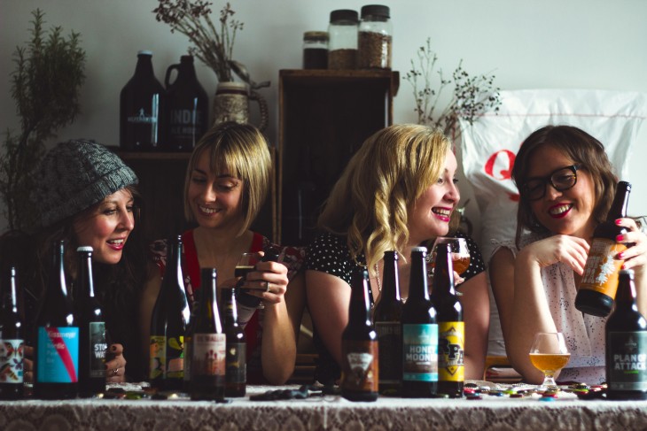 mujeres bebiendo cerveza