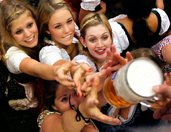 chicas de oktober fest