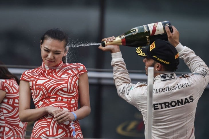 Hamilton baña a azafata con champán