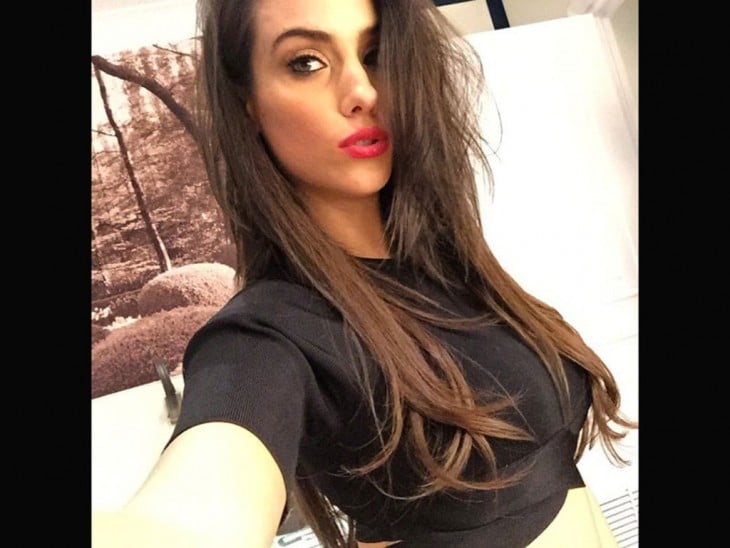 Ludivine Sagna selfie blusa negra