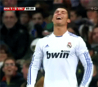 Cristiano Ronaldo se ríe en la cancha