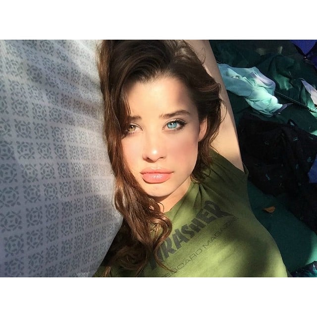 selfie Sarah McDaniel ojo verde y ojo azul