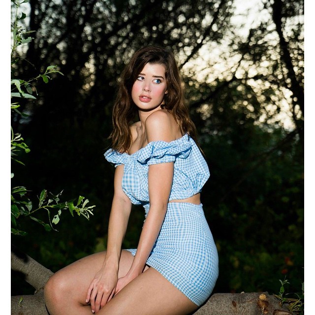 Sarah McDaniel en vestido azul modelando