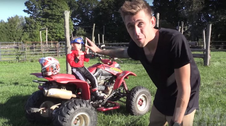 Roman Atwood y su hijo en cuatrimoto