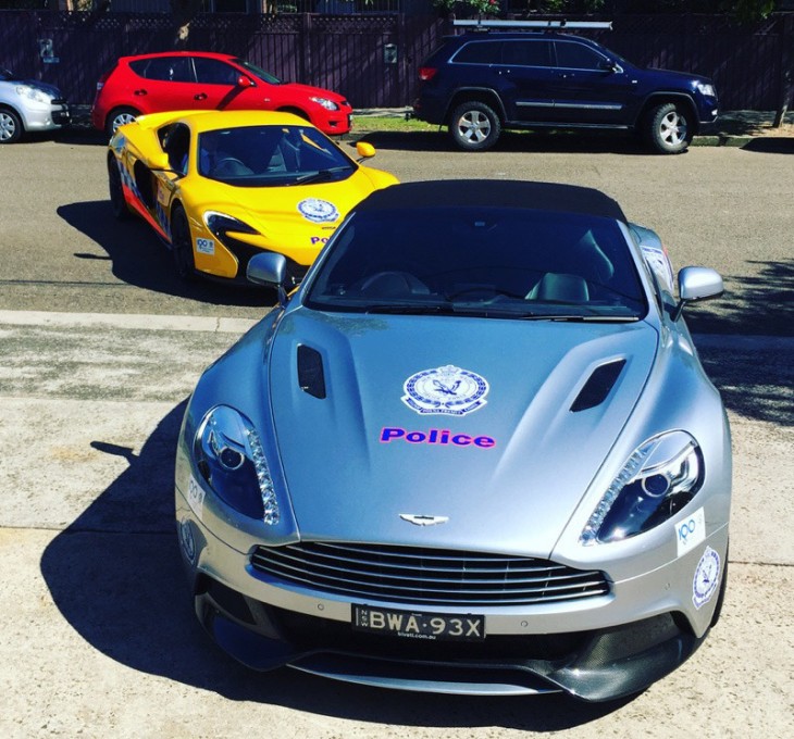 vanquish volante azul y mclaren 650s de policía australiana