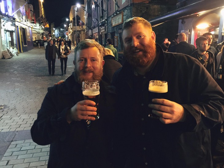 Barbones con cervezas en calle