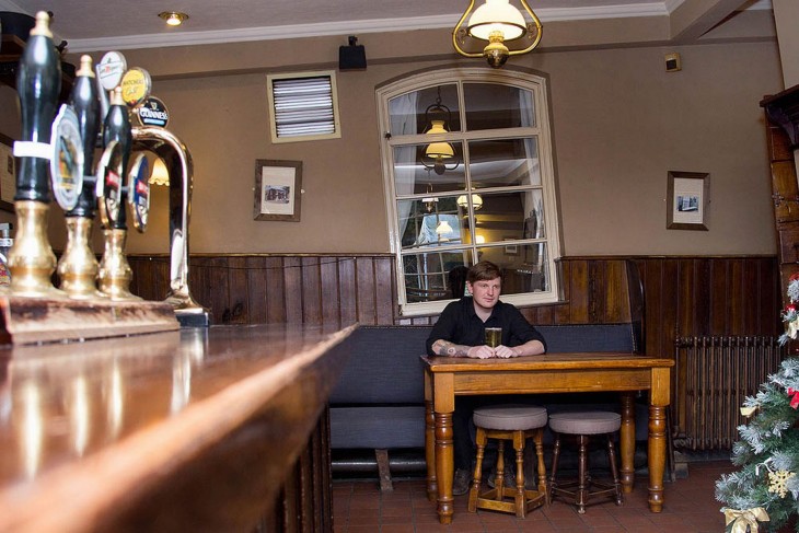 Hombre solo en un bar