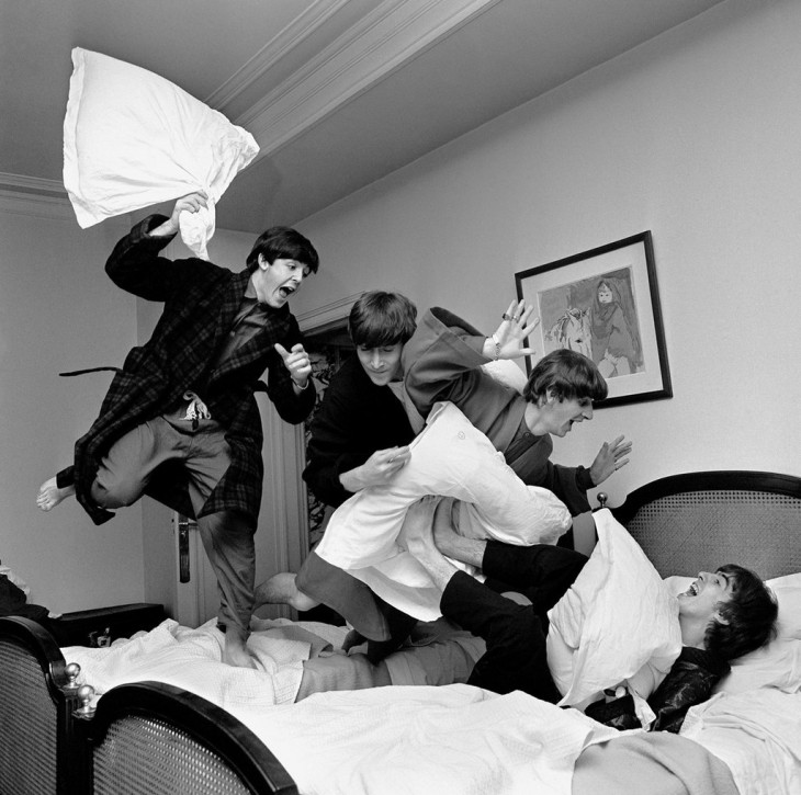 Los Beatles saltando en la cama