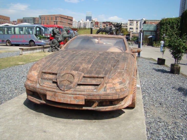 Mercedes Benz hecho con ladrillo