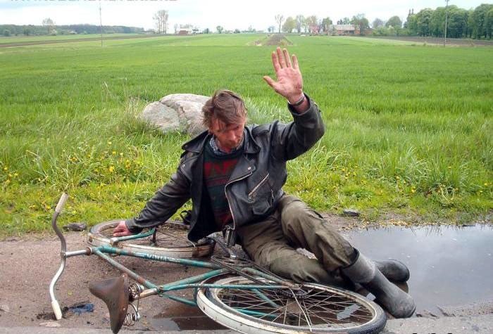 borracho intenta manejar bicicleta y cae en charco