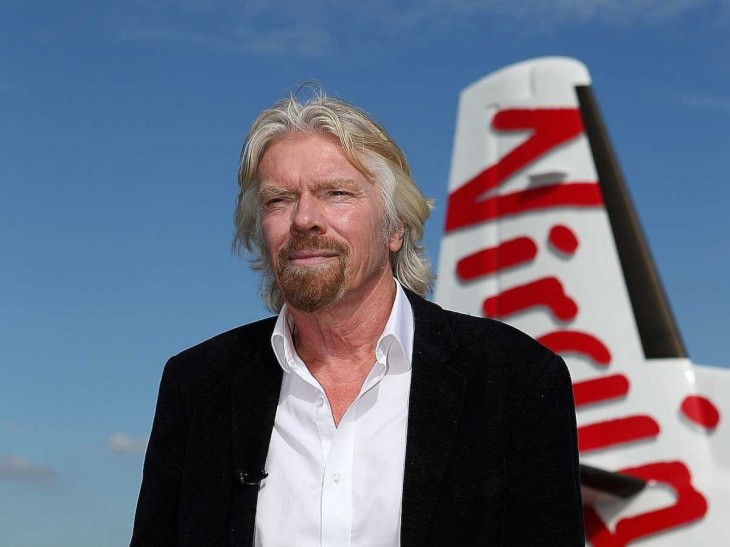 Richard Branson frente a su avión