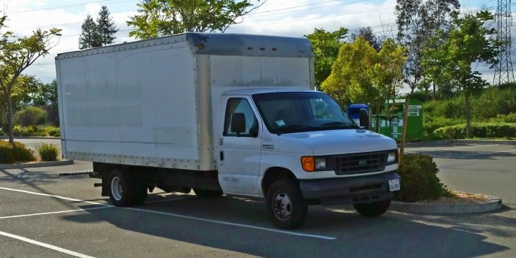 Camioneta blanca con caja grande