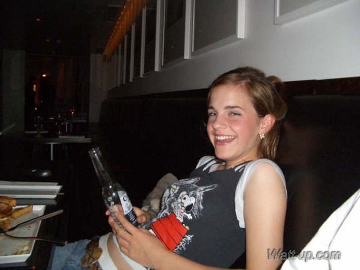 Emma Watson bebe cerveza