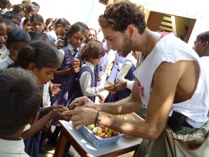 Hombre regala comida a niños