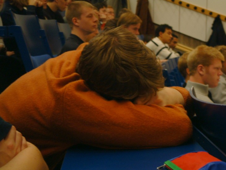 Estudiante dormido en clase