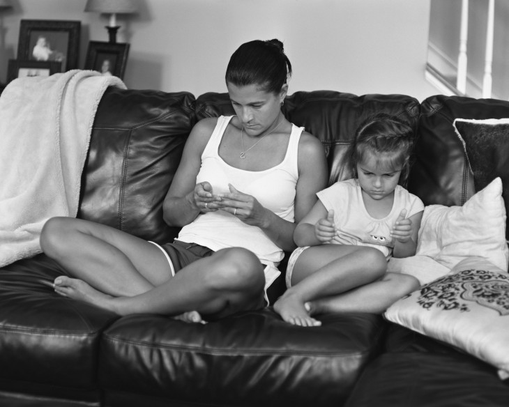 madre e hija sin celular ni tablet erick pickersgill