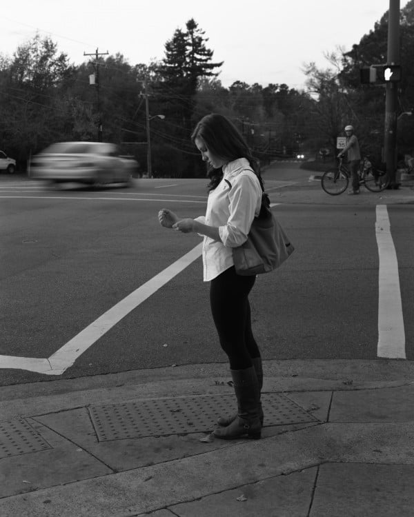 mujer en la calle sin celular erick pickersgill