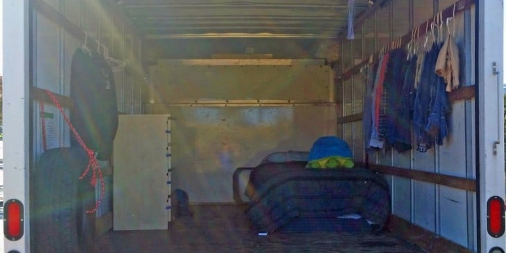Una habitación dentro de una camioneta
