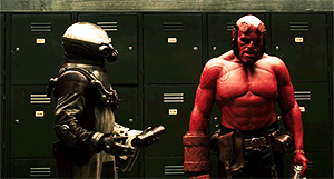 Hellboy golpea a mosntruo