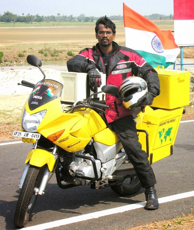 Hindú da vuelta al mundo en moto