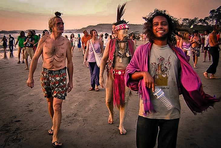 Grupo de hippies en la playa