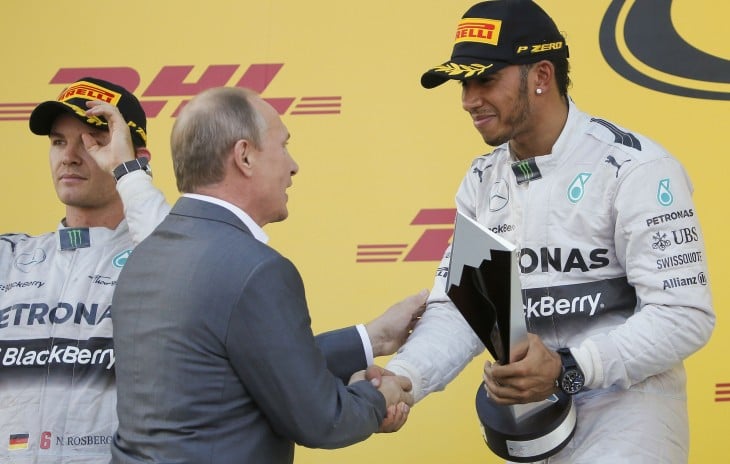 Lewis Hamilton Baña con Champagne a Vladimir Putin en el Gran Premio de Rusia