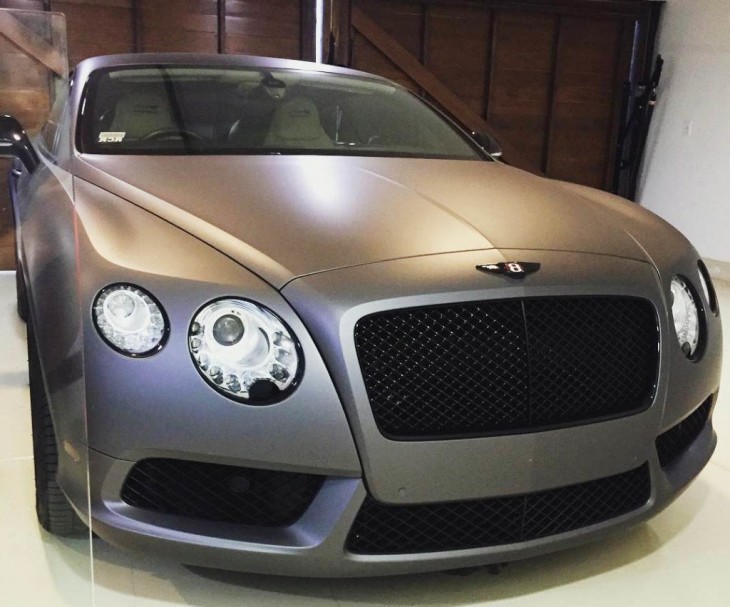 Bentley gris en el garage