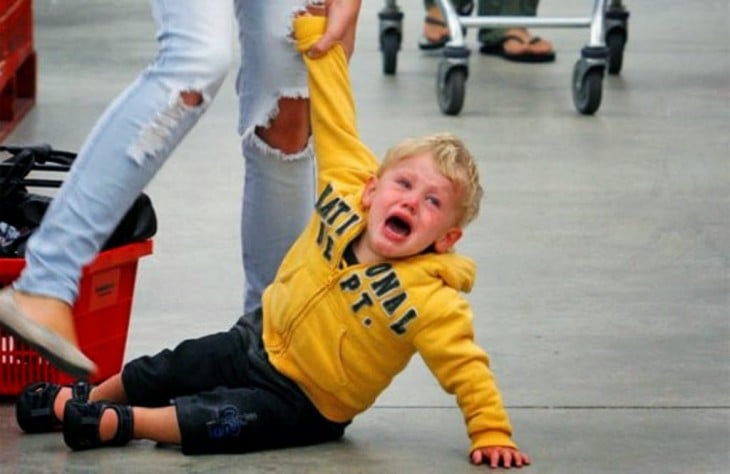 niño haciendo berrinche en publico